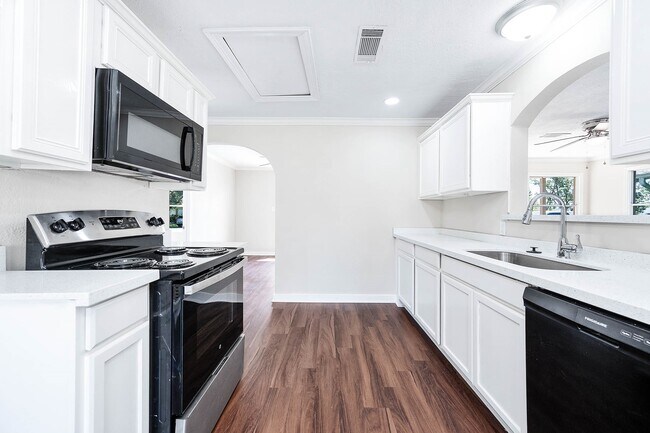 Building Photo - 2214 11th Ave N