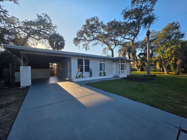 Primary Photo - 2 Bedroom 1 Bath Single Family Home !!!!! ...