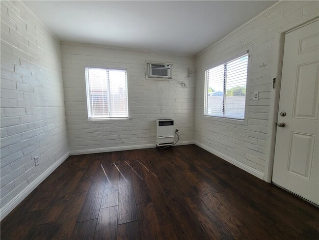 Building Photo - 3447 4th St