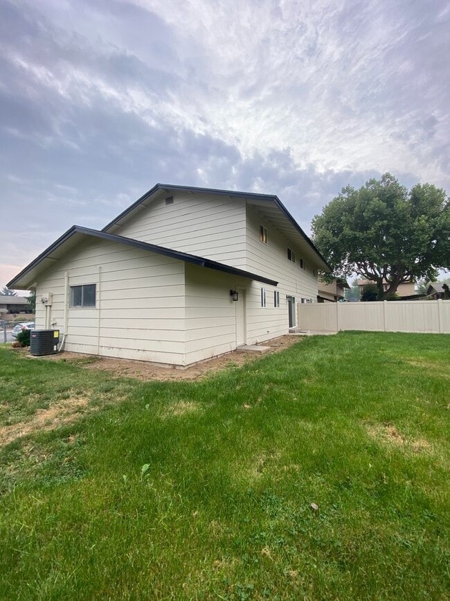 Building Photo - 20/22 Poplar Ave.