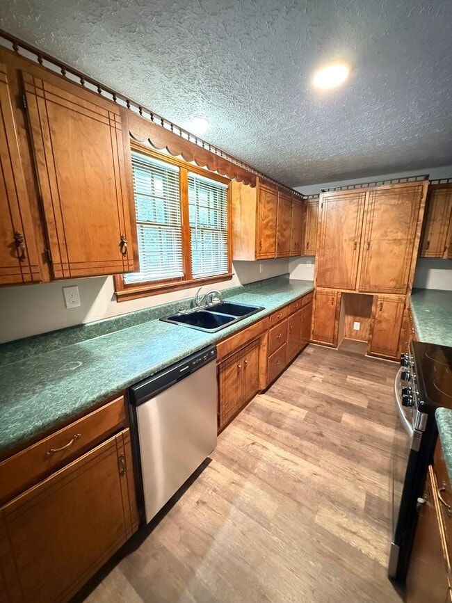 Building Photo - 3 BR 2 Bath Brick home