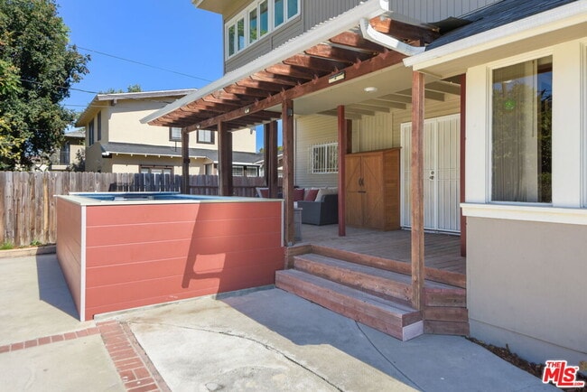 Building Photo - 975 Westchester Pl