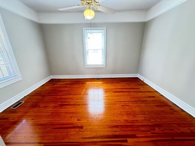 Building Photo - Large 2 bed 1 bath home located blocks fro...