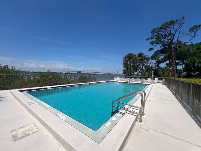 Building Photo - BEAUTIFUL and Renovated Riverfront Furnish...