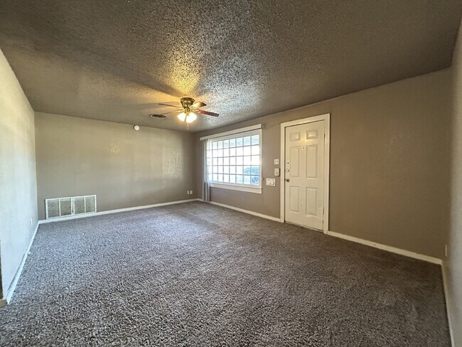 Building Photo - Beautiful Home Located Near Medical District & Tech Campus!