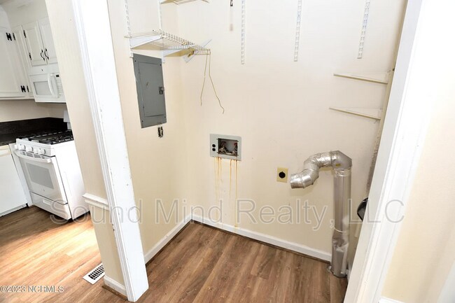 Building Photo - 1633 Country Club Rd