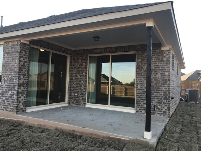Building Photo - FIVE BEDROOM, THREE BATH 1-STORY HOME