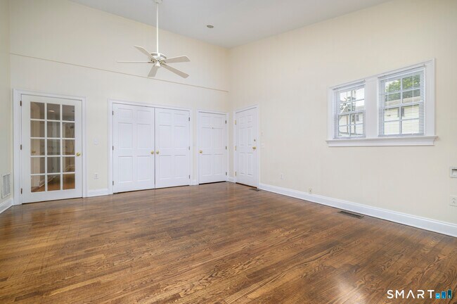 Building Photo - 18 Elm Tree Pl
