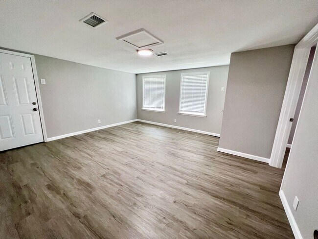 Building Photo - Newly Renovate 4 bedroom 2 bath Home in Li...