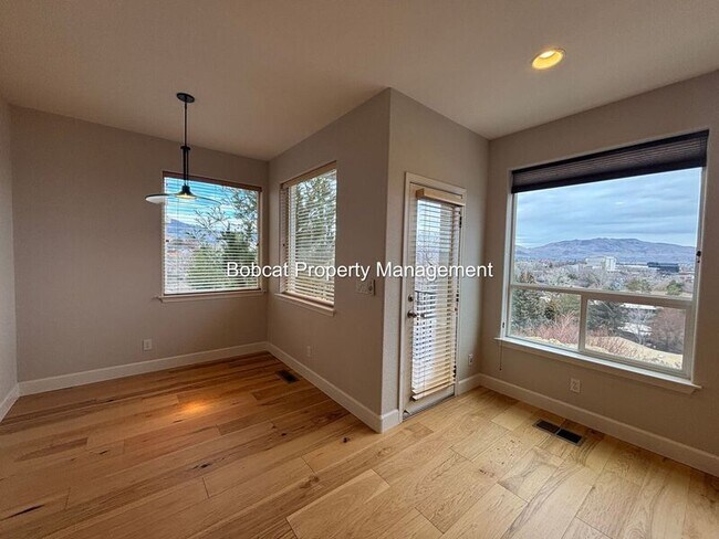 Building Photo - 1320 Thompson St