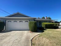 Building Photo - Beautiful 3 Bedroom Home in Strawberry Par...