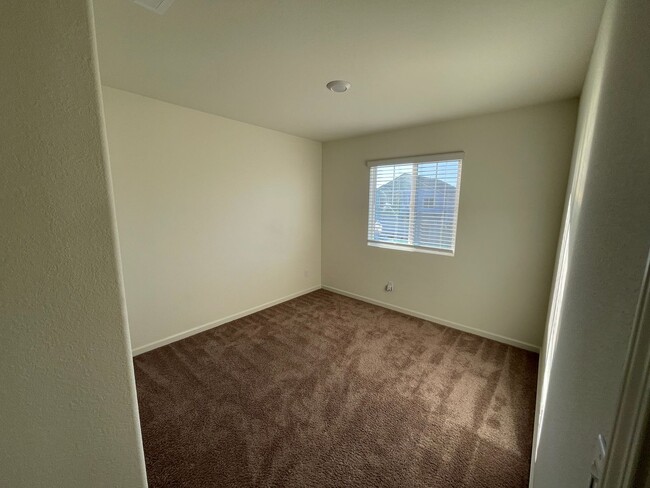 Building Photo - Beautiful 4 bed 2.5 bath in Sacramento!