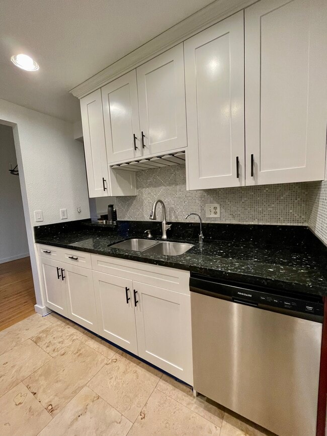 Building Photo - 1311 Summertime Ln