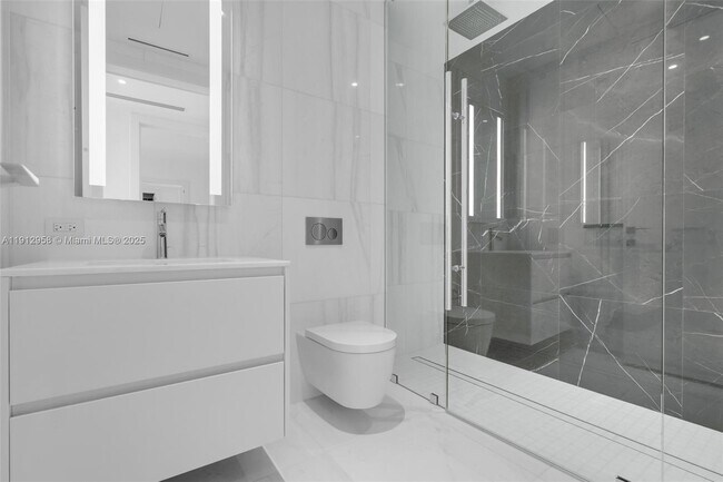 Building Photo - 300 Biscayne Blvd Way