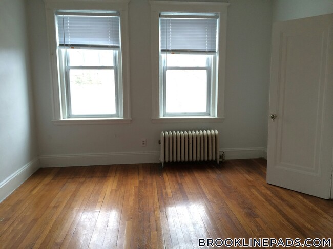 Building Photo - 1748 Beacon St