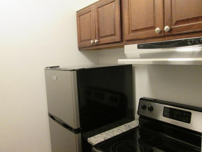 Building Photo - 30 Isabella St