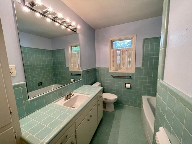 Building Photo - 960 Terrace Dr
