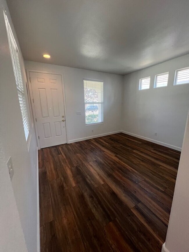 Building Photo - Single Story 3 Bedroom Home in Lincoln Acr...