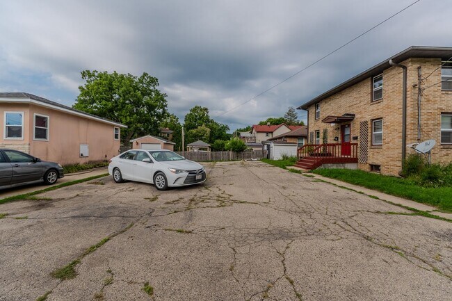 Building Photo - 430 N Oak St