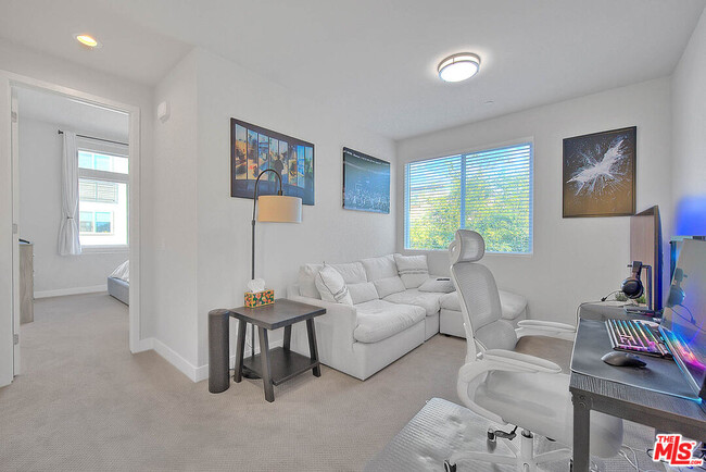 Building Photo - 629 Daniel Freeman Cir