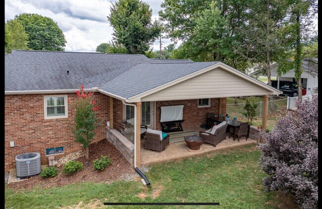 Building Photo - 2211 Kipping St