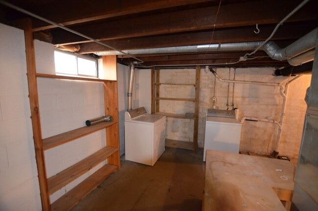 Building Photo - Cozy Home near Merle Hay!