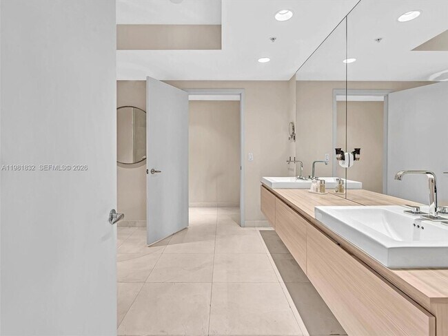 Building Photo - 17301 Biscayne Blvd