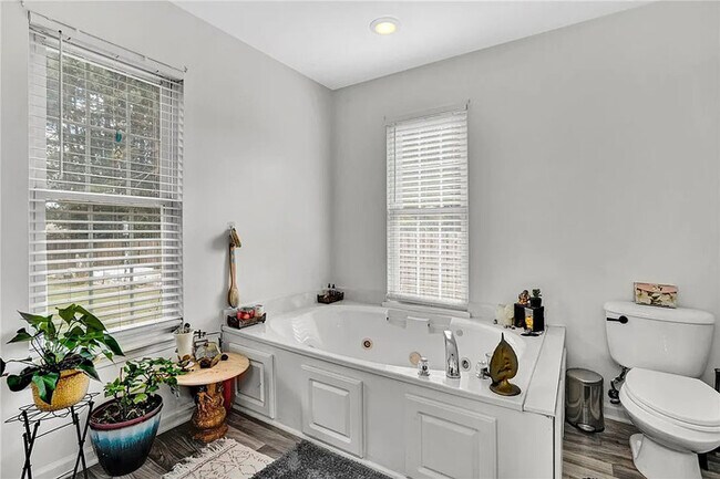 Building Photo - 4 Bedroom 2.5 Bathrooms