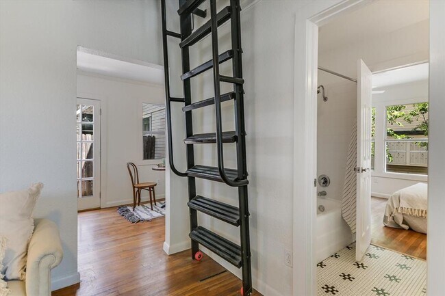 Building Photo - 1110 W 22nd St
