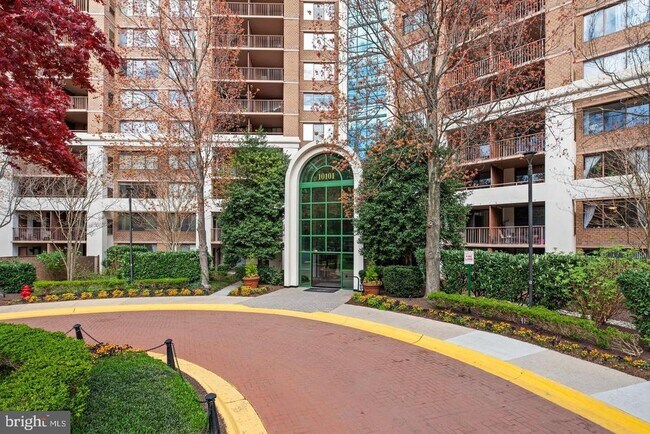 Building Photo - 10101 Grosvenor Pl