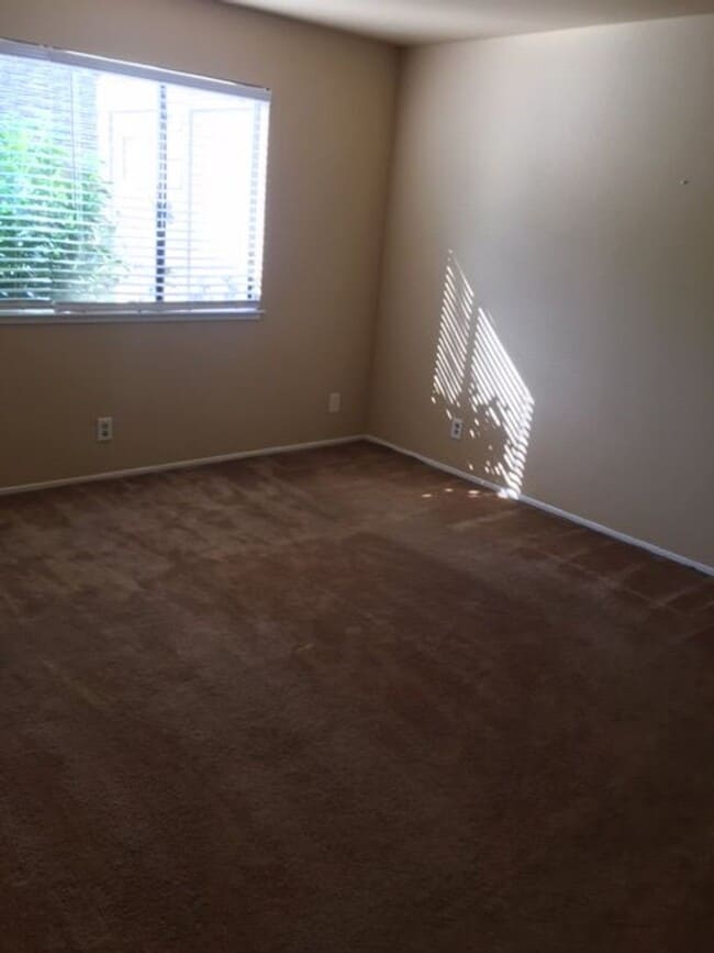 Building Photo - First Floor condo perfectly situated for public transportation