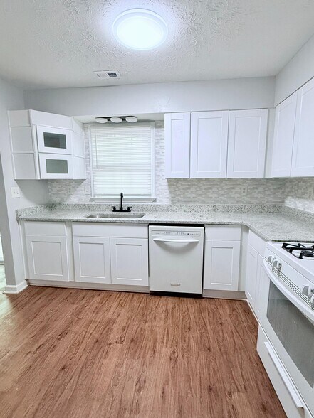 Primary Photo - 280 Timber Creek Ln SW