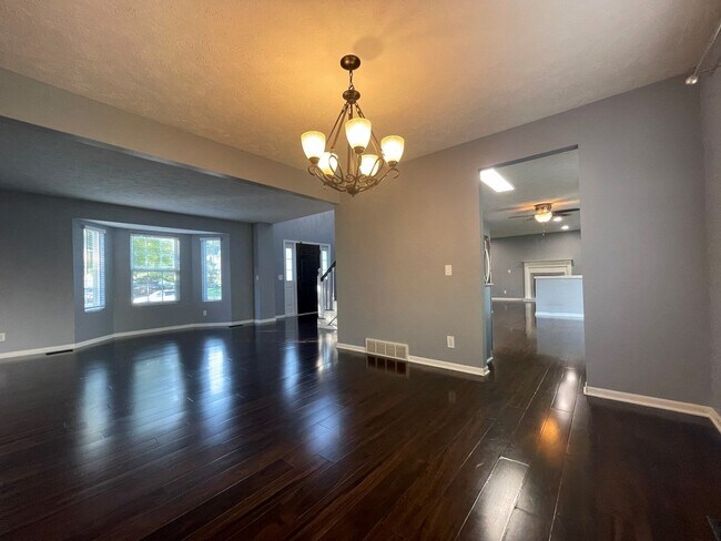 Building Photo - Home For Rent Bellevue.
