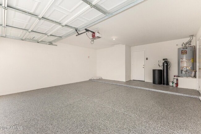 Building Photo - 911 E Lovegrass Dr