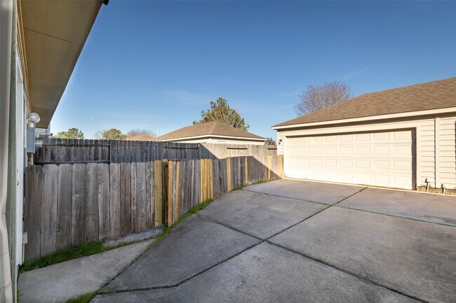 Building Photo - 16818 Pine Castle Dr