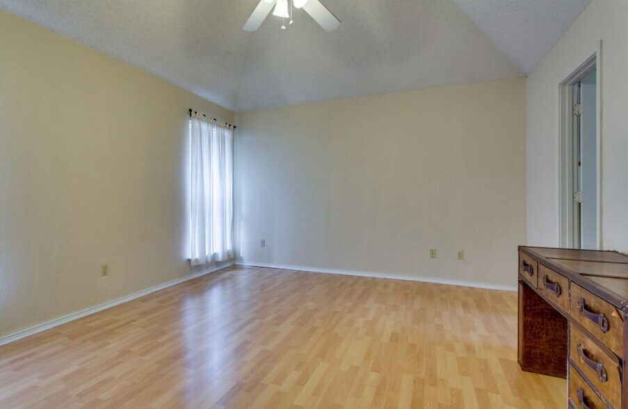 Building Photo - 807 Burr Oak Dr