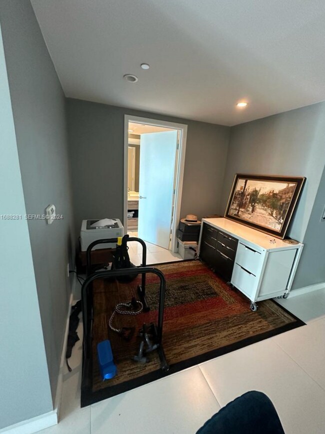 Building Photo - Enjoy this spacious 1-bedroom + DEN unit in an excellent location,