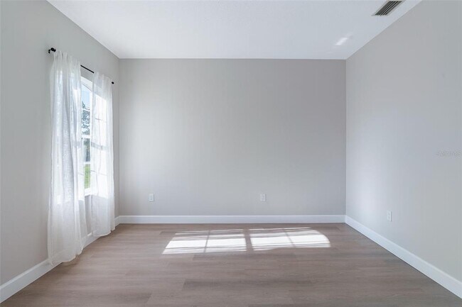 Building Photo - 32 Roxton Ln
