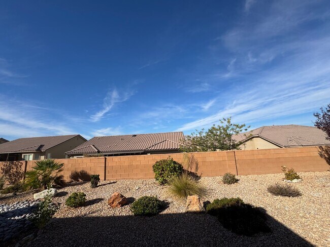 Building Photo - Beautiful 2 Bed / 2 Bath Home in Sun River 55+ Community!!