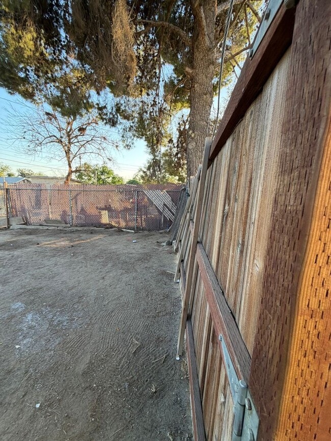 Building Photo - WoW 1 Bd 1 Ba House with a Yard and Laundry Hookups