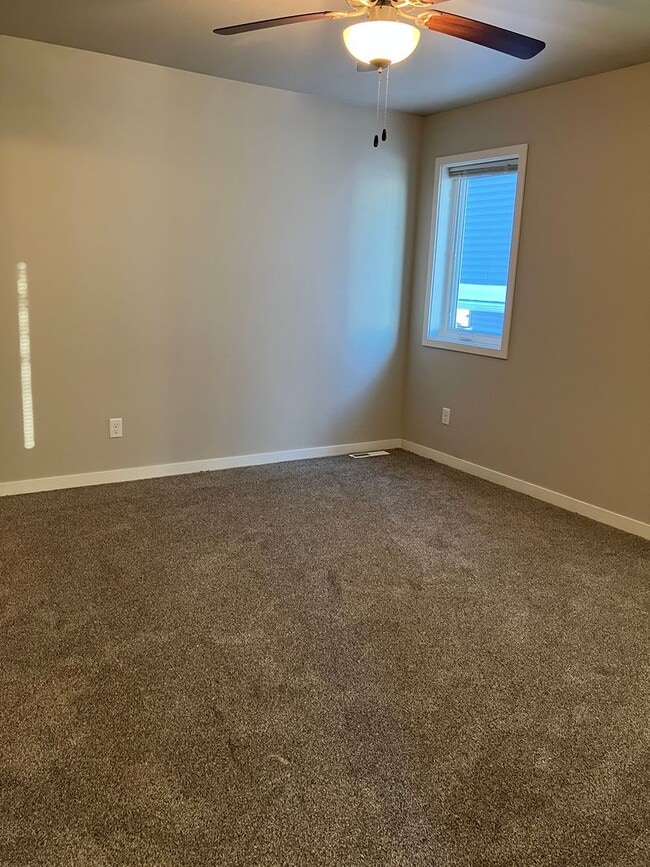 Building Photo - 4 Bed 3 Bath Single Family Home