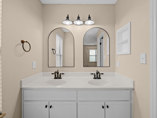 Building Photo - Gorgeous 2 bedroom home- Move-In Ready Condo in Parkview. Minutes to Downtown Greenville & the Ne...