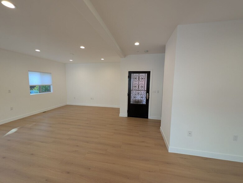 Building Photo - 1109 La Peer Dr
