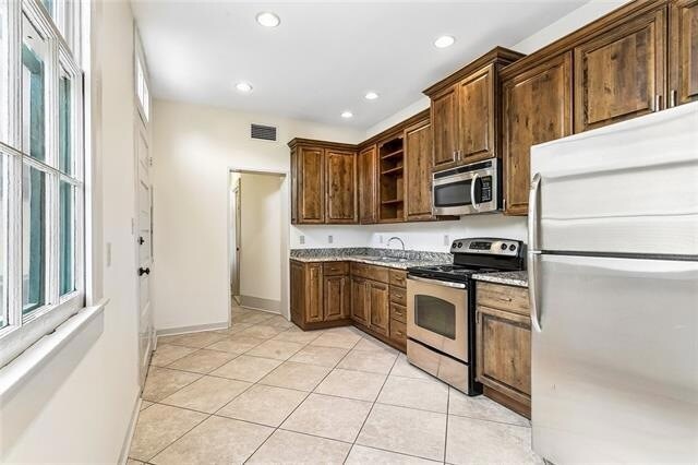 Building Photo - 629 Royal St