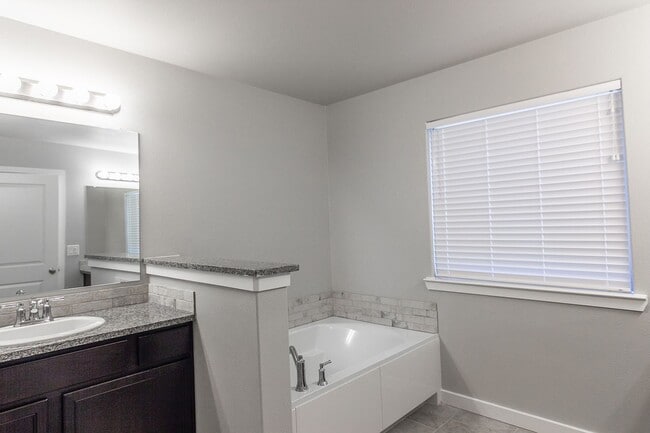 Building Photo - 4 bed/2 bath Frenship School District!!