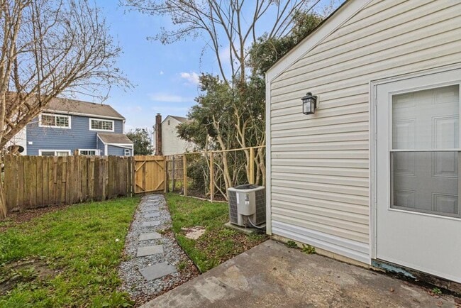 Building Photo - Completely Remodeled 2BR/1.5BA Townhome – City Convenience!