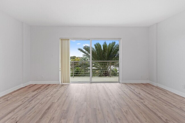 Building Photo - 2900 NE 30th St