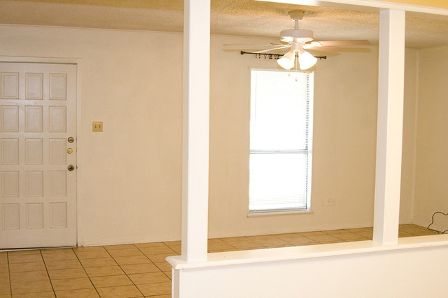 Building Photo - 125 Willow Ln