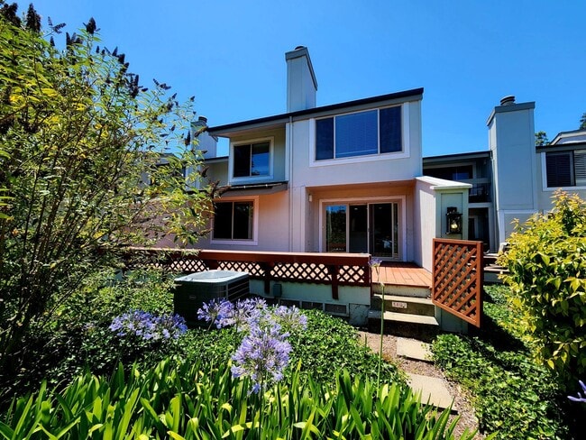 Primary Photo - Spacious & bright 3 bedroom 2 bath home in...