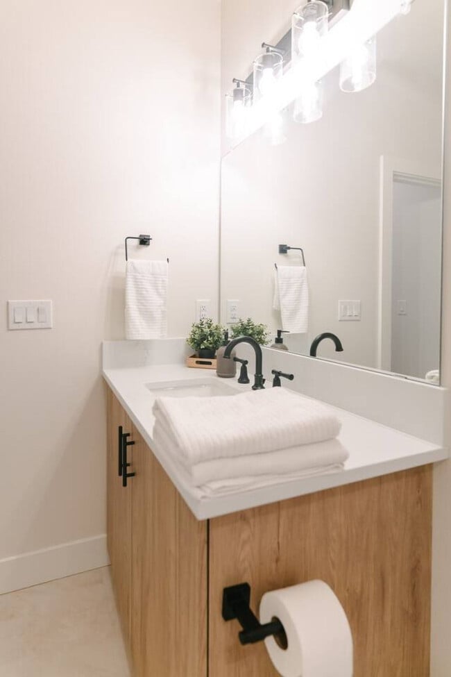 Building Photo - 3505 NE Creston Ave